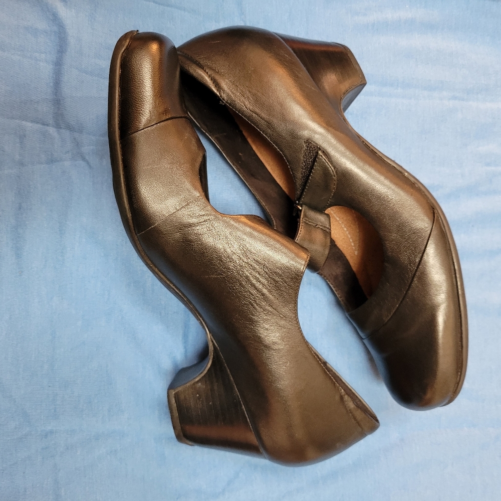 Clarks Women's Artisan pumps. Sz 9.5 Narrow. Black leather.